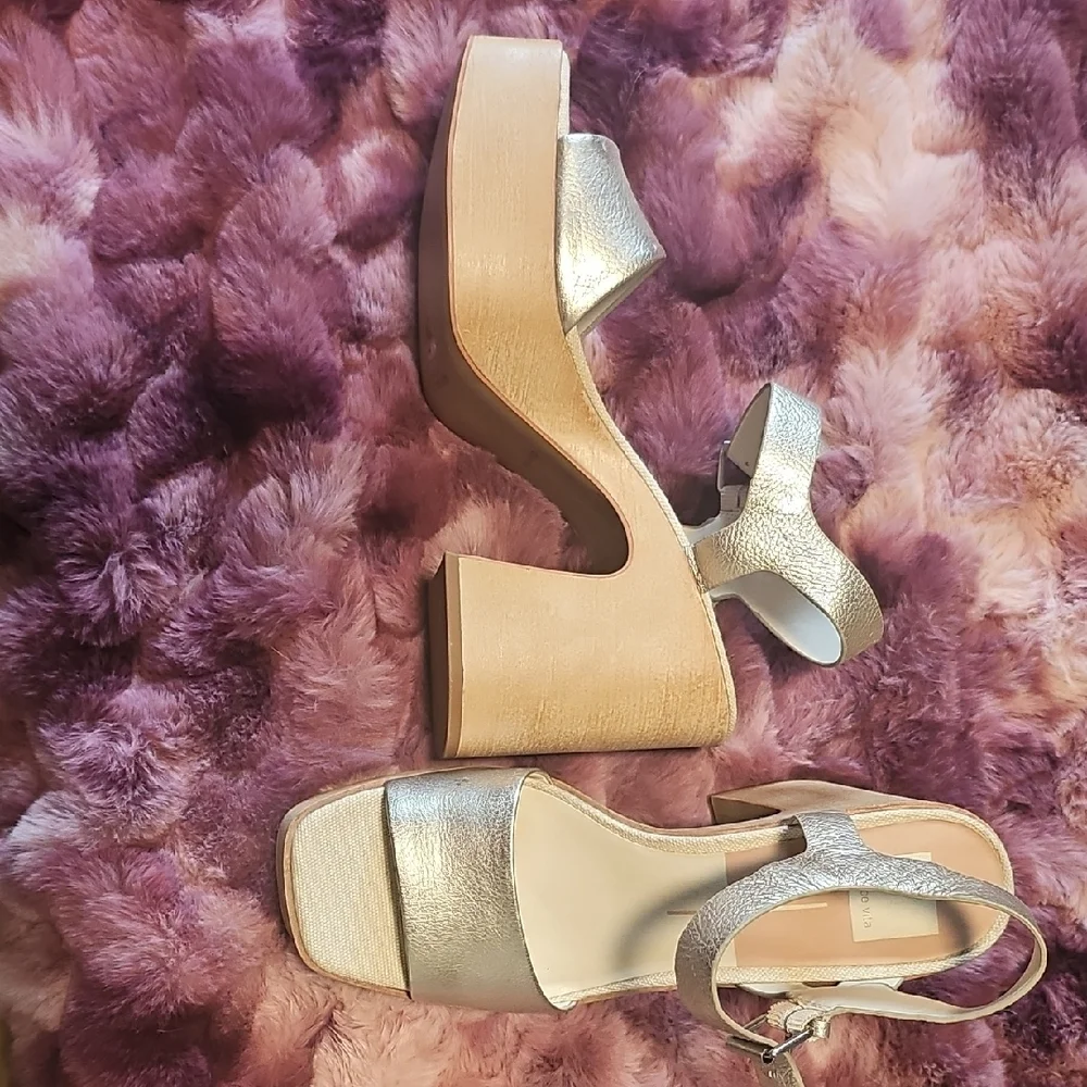 Elegant Silver Strap Sandals - Picture 2 of 5